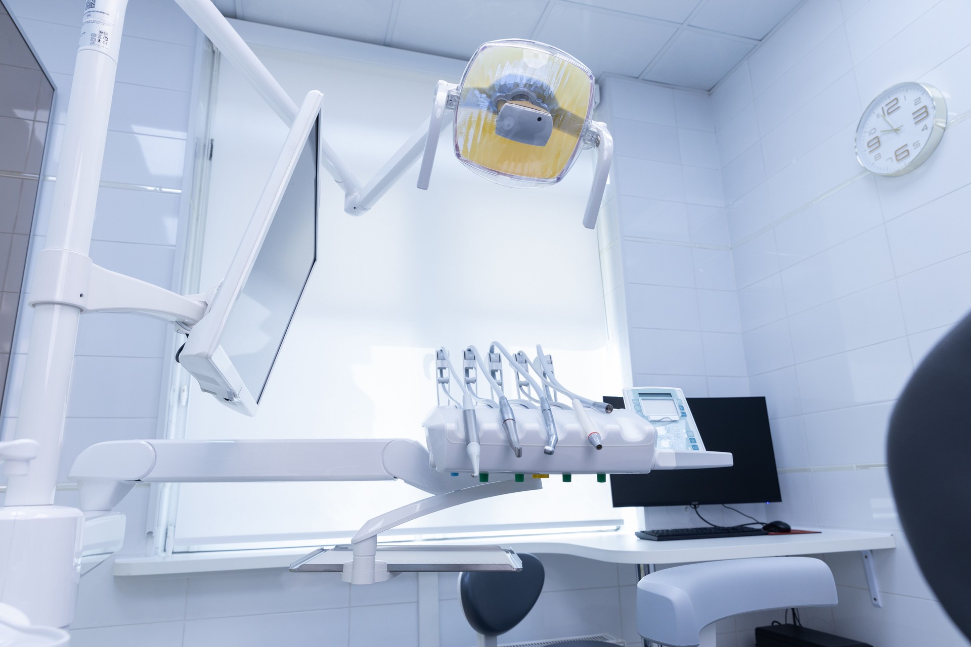 Modern Dental Clinic Interior with Advanced Equipment and Well-Designed Treatment Area for Patient Comfort and Efficient Dental Procedures